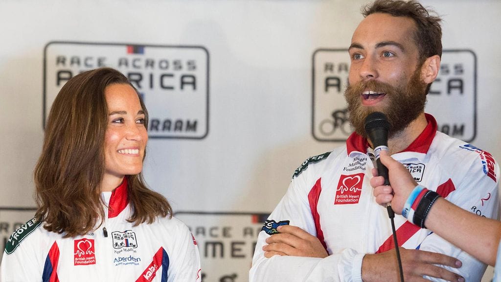 Pippa ja James Middleton jaksoivat hymyillä maaliin tulonsa jälkeen.