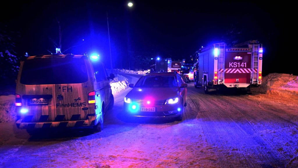 Ratsastuskoulun katto on romahtanut Laukaassa.