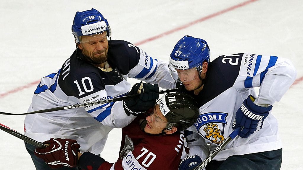 Jere Karalahti (vas.) ja Petri Kontiola pysäyttävät Miks Indrasisia.