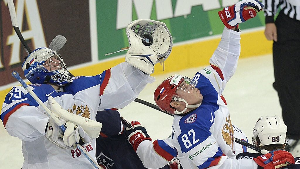 Andrei Vasilevski kaappaa kiekon hanskaansa.