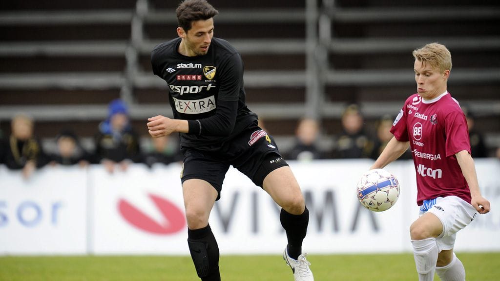 FC Hongan Lum Rexhepi ja FC Lahden Loorents Hertsi taistelevat pallosta.