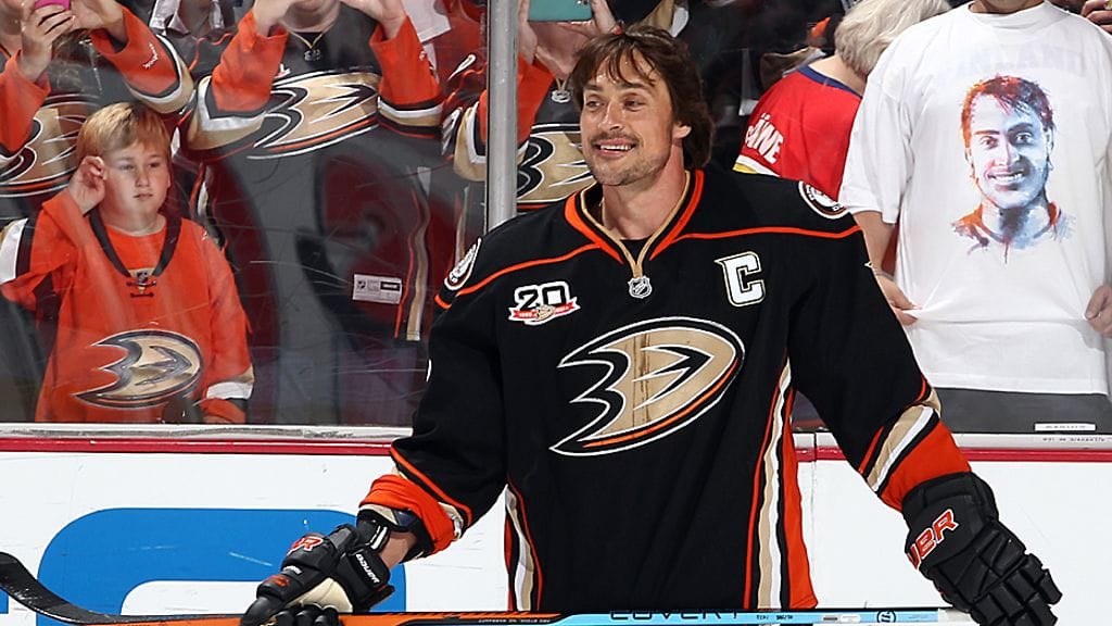 Teemu Selänne päätti uransa Anaheim Ducksin paidassa keväällä 2014.