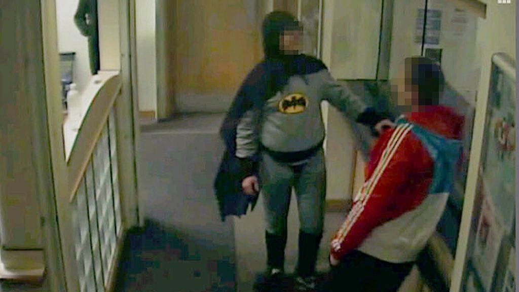 Valvontakameran kuvaa "Batmanista", joka toimitti rikoksista epäillyn miehen bradfordilaiselle poliisiasemalle.