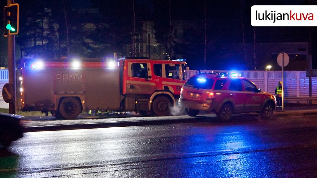 Poliisin mukaan kuollut mopotyttö on mahdollisesti joutunut jonkin ajoneuvon töytäisemäksi.