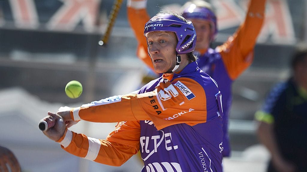 Toni Kohonen antaa kyytiä pallolle toukokuussa 2014.