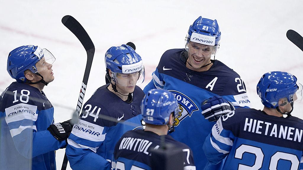 Leijonat juhlii Petri Kontilan (kesk.) avausmaalia.