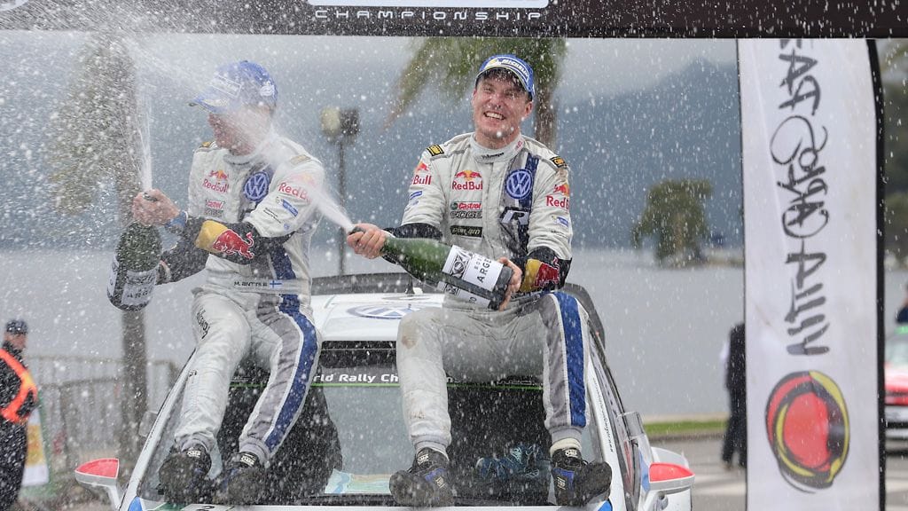 Jari-Matti Latvala ja Miikka Anttila pääsivät ruiskuttamaan kuohujuomaa kisan päätteeksi.