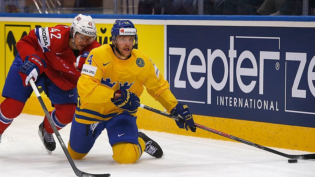 Norjan Henrik Ödegaard ahdistaa Ruotsin Tim Erixonia.