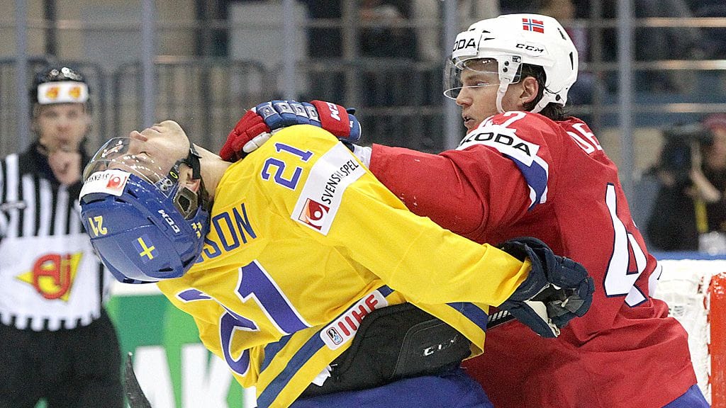 Henrik Ödegaard tarjoaa hanskaa Jimmie Ericssonille.