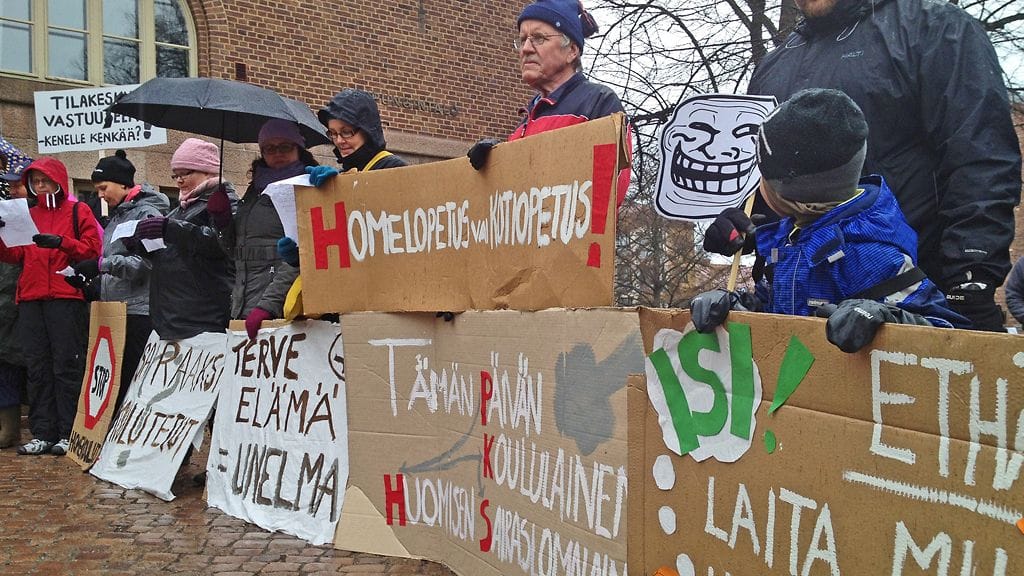 Launeen koulun oppilaiden vanhemmat järjestivät mielenilmauksen Lahden kaupungintalolla 15.4.2013. Tänään koulun sisäilmaongelmat johtivat koululakkoon.