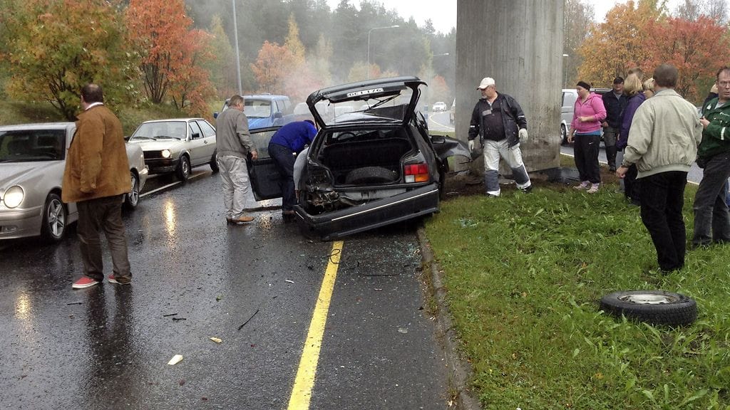 Henkilöauto törmäsi siltatolppaan Rovaniemellä syyskuussa 2012.