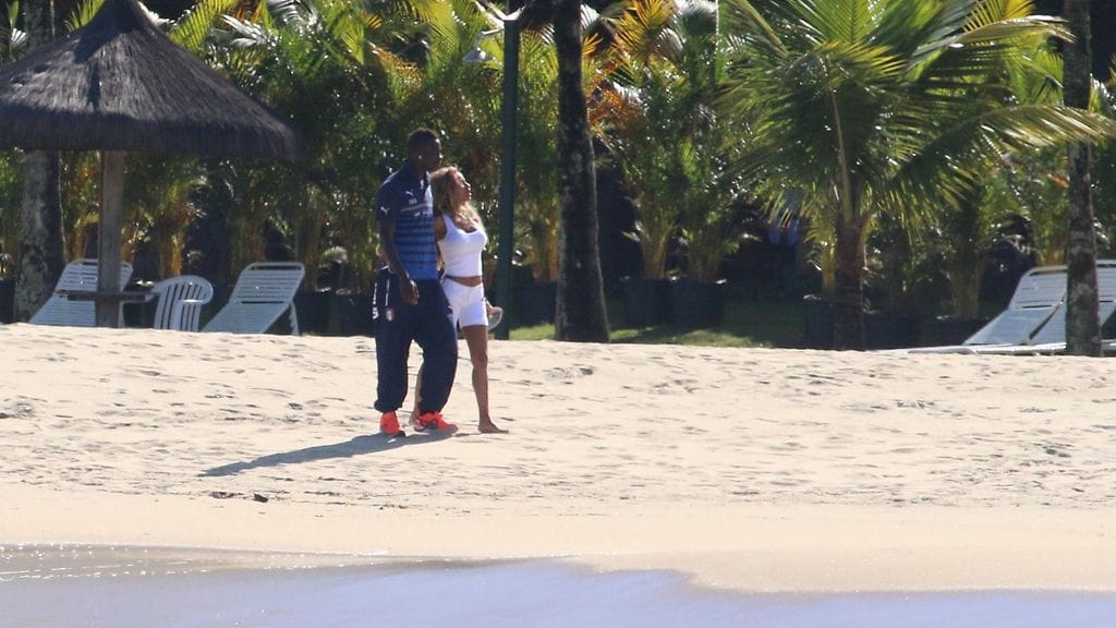 Mario Balotelli ja Fanny Neguesha hempeilivät Brasiliassa.