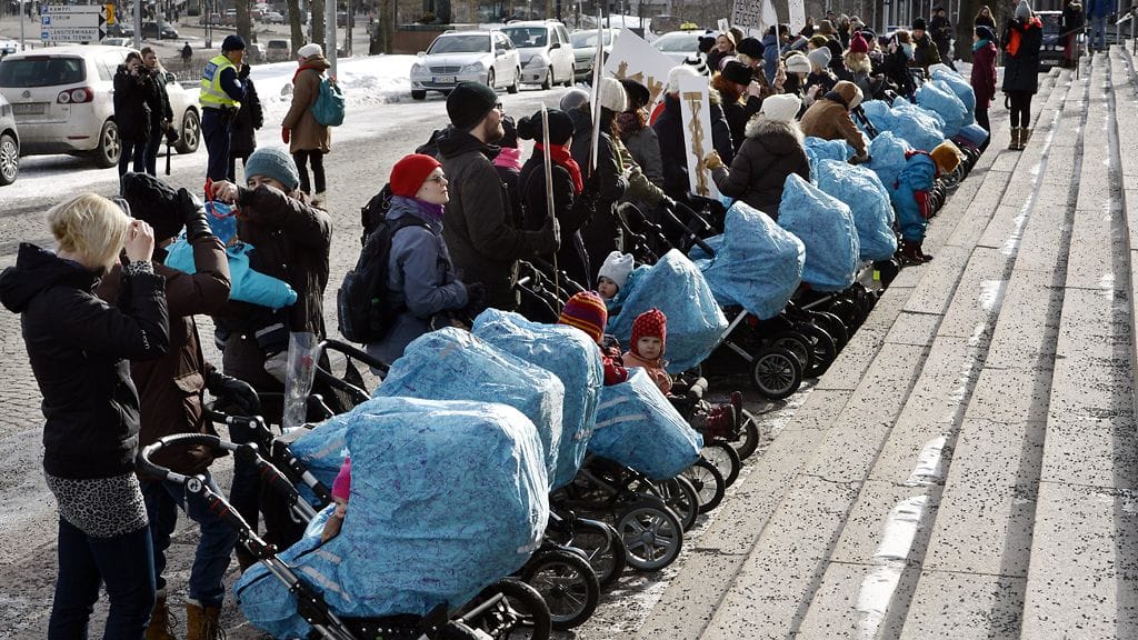 Suomen RFSU järjesti 8.3. Suomessa Vaunumarssin, jolla vastustettiin mm. äitiyskuolleisuutta.
