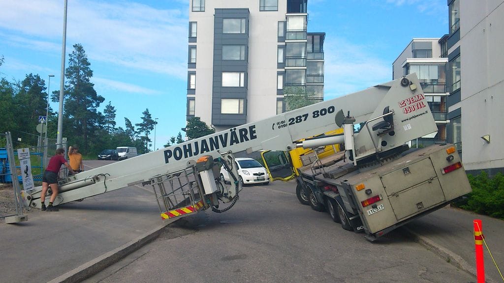 Tiistaisen räjähdyksen vaurioita paikkaillut nostokoriauto kaatui tukkien tien.