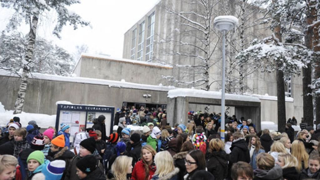 Tapiolan kirkon ulkopuolelle oli ruuhkaa, kun Espoon koululaiset kävivät joulukirkossa useassa erässä ja samaan aikaan taiteilija Kari Tapion hautajaisvieraita alkoi kokoontua kirkon edustalle 22. joulukuuta 2010.