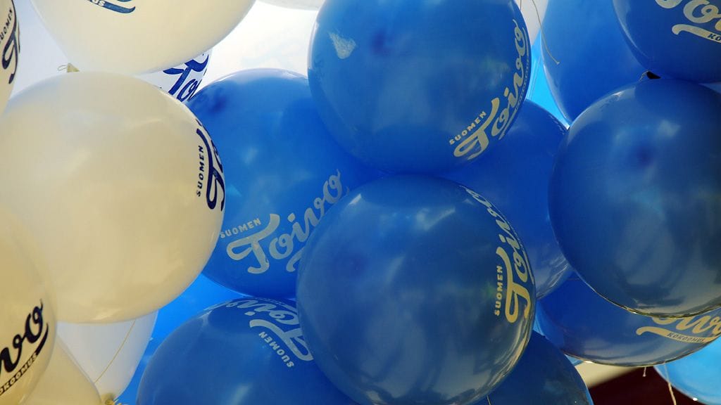 Kokoomuksen vaalikampanjan ilmapalloja.