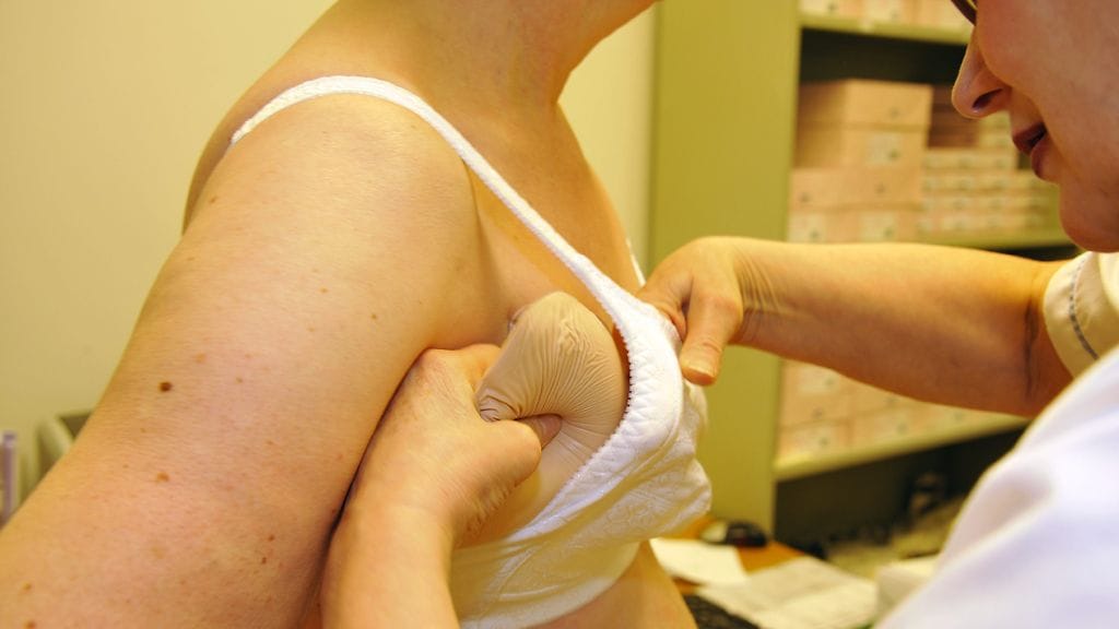 Rintaproteesin sovitusta Syöpäjärjestöjen poliklinikalla Helsingissä 11. tammikuuta 2011.