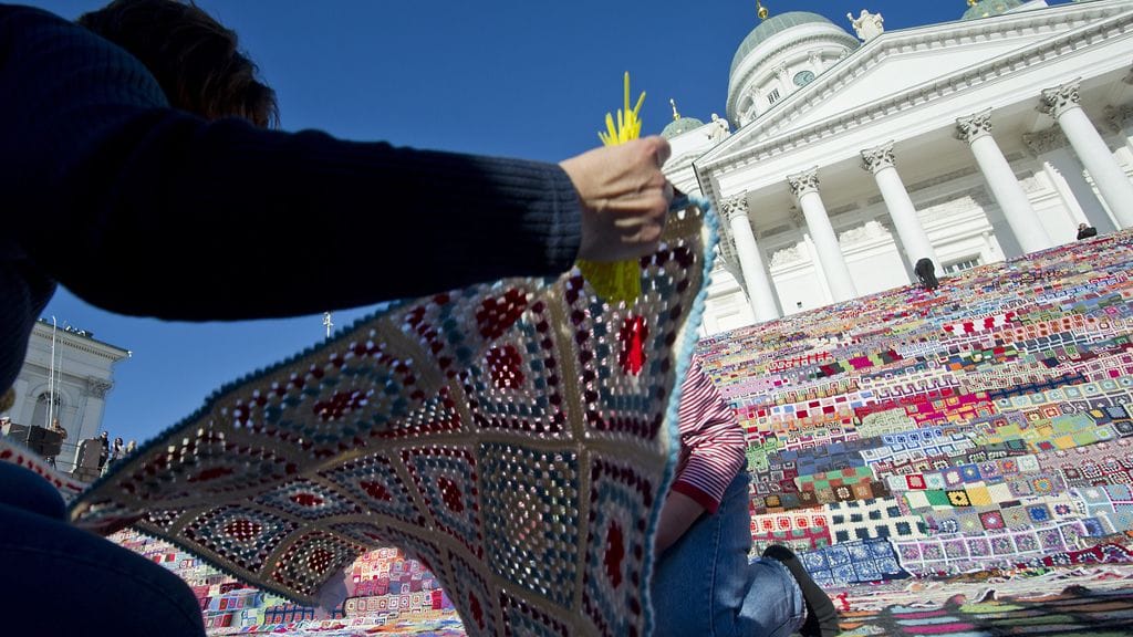 Marttaliitto, Tekstiiliopettajaliitton ja Novita levittivät kauniissa aurinkoisessa säässä tilkkupeittoja. Lehtikuva
