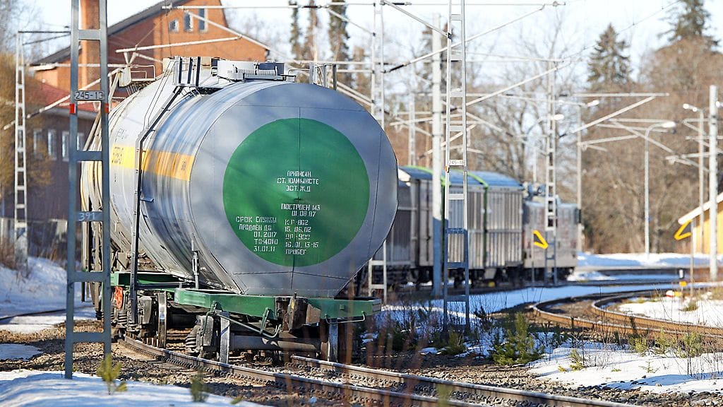 Kuvassa junan veturi ja pystyyn kiskoille jääneet vaunut Vammalan ratapihalla.