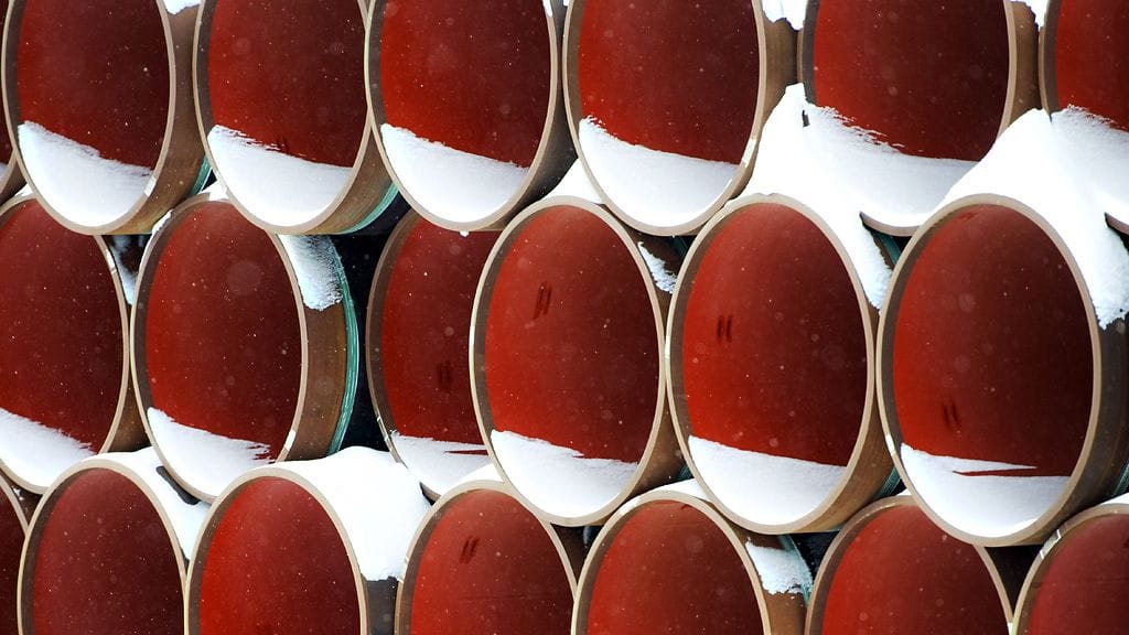 Valmiita kaasuputkia EUPEC:in tehtaalla Mussalon satamassa Kotkassa 9. helmikuuta 2010. Putkia käytetään Nord Streamin 1220 kilometriä pitkään merenalaiseen maakaasuputkilinjaa Venäjän Viipurista Saksan Greifswaldiin.