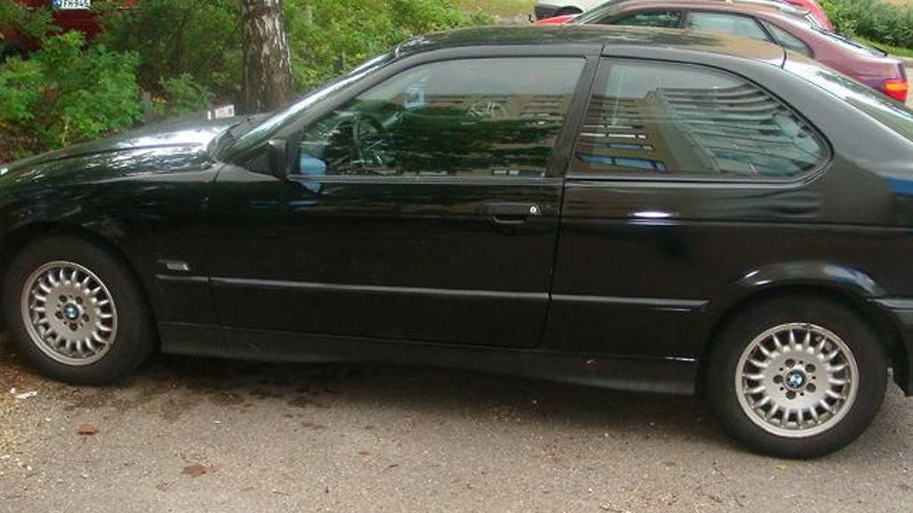 Poliisi etsii kuvan auton kaltaista BMW:tä.