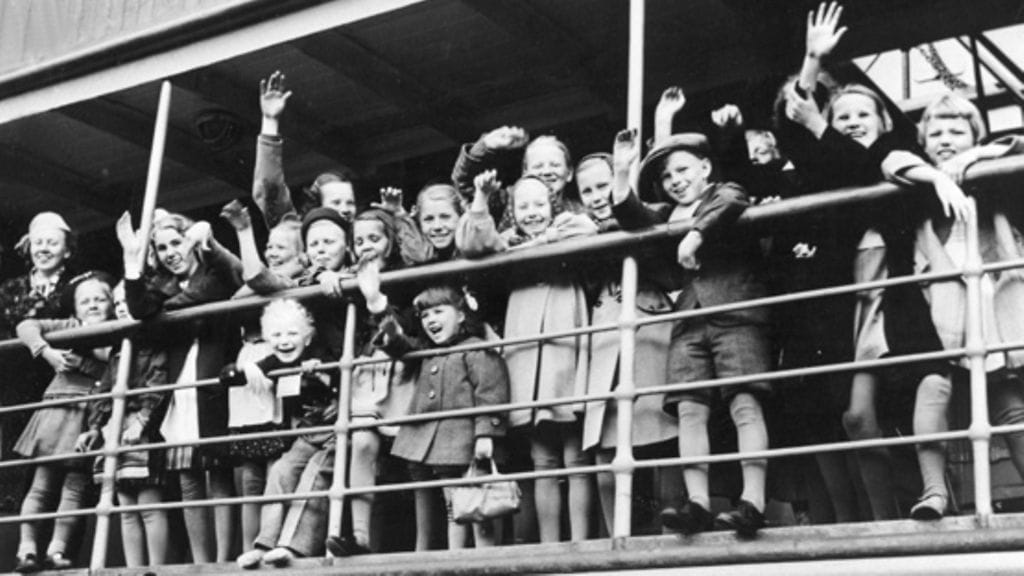 Suomalaisia sotalapsia lähdössä laivalla Ruotsiin kesällä 1941