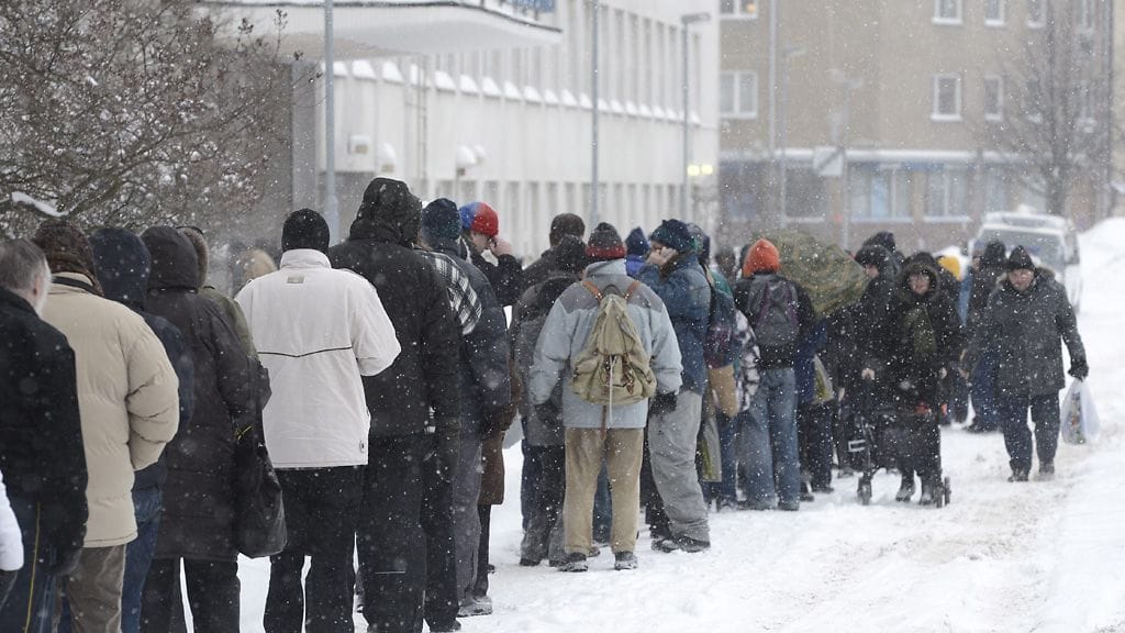 Ihmiset jonottavat ruoka-apua.