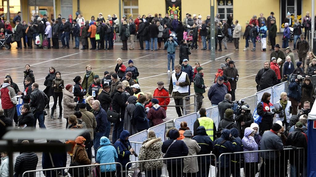 Tuottajahinnoilla myydyt elintarvikkeet saivat Helsingin Narinkkatorille satojen metrien jonot 14.11. 2012.