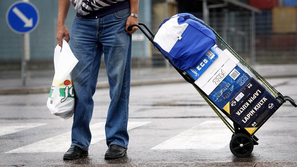 Moni uskoo, että Suomen nostaessa alkoholiveroa viinaralli Viroon kiihtyy. Kuvituskuva.