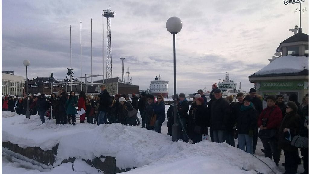 Yleisö rajattiin kolera-altaan taakse seuraamaan vallanvaihtoa.