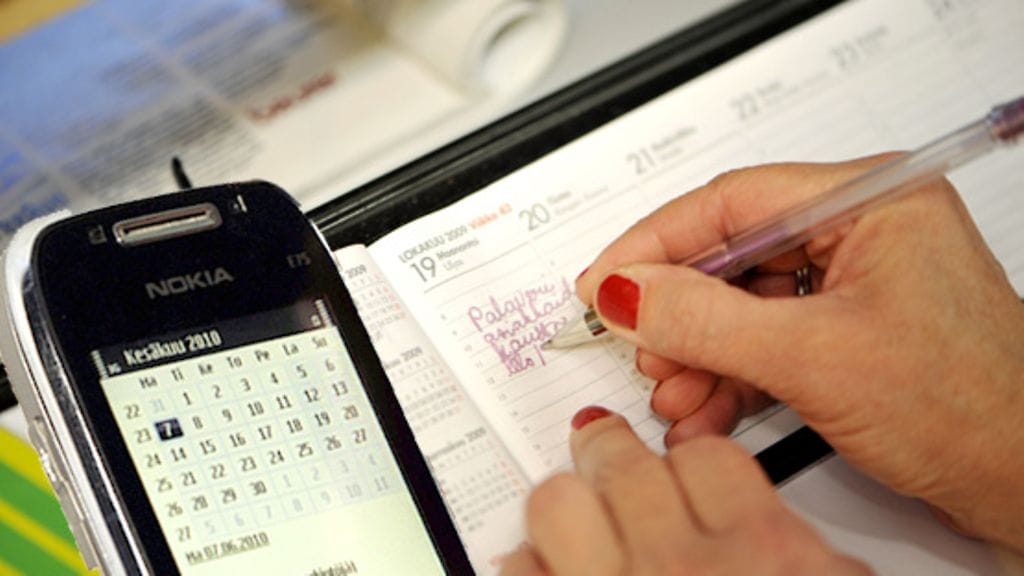 Naiset ovat miehiä innokkaampia paperikalenterin käyttäjiä - monesti sähköinen kulkee kuitenkin jo rinnalla.