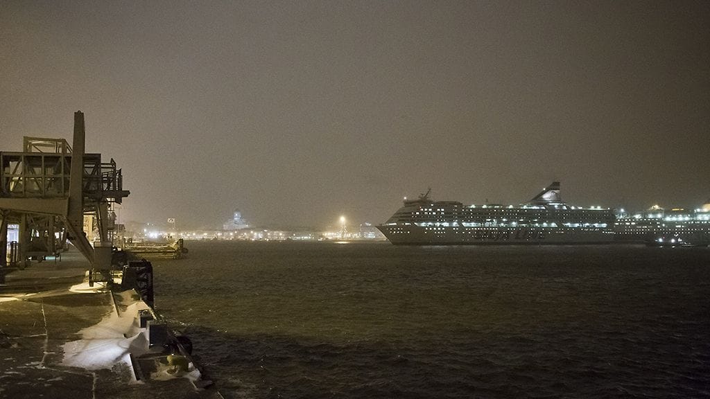 Sairaskohtauksen saanut matkustaja evakuoitiin Silja Serenade-alukselta Kirkkonummen edustalla tänään aamupäivällä. Laiva saapui lopulta Helsinkiin useita tunteja myöhässä.