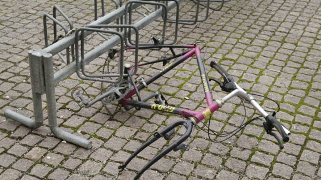 Helsingissä pyörätelineeseen lukitusta polkupyörästä on varastettu lähes kaikki muu paitsi runko.
