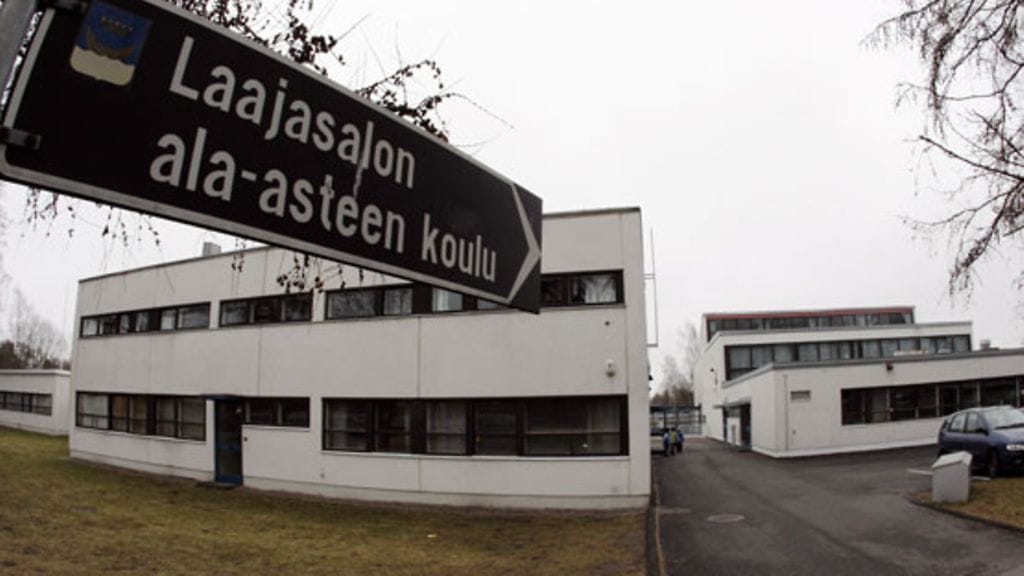 Kosteus- ja homevaurioiden vaivaama Laajasalon koulu Helsingissä 29. helmikuuta 2008. Kosteusmittausten tulosten valmistuttua koulu suljettiin heti.