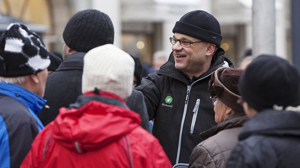 Keskustan puheenjohtaja Juha Sipilä kampanjoi kuntavaalien aattona Oulussa.