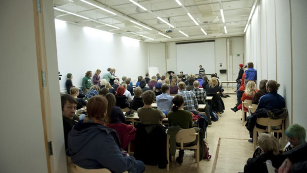 Ihmisiä poliisin vartioimassa luentosalissa Jyväskylän kaupunginkirjastossa 31. tammikuuta 2013. Yhtä ihmistä puukotettiin Äärioikeisto Suomessa -kirjaan liittyvässä esittely- ja keskustelutilaisuudessa. Puukotetun vammojen vakavuudesta ei ole tietoa. Tekoa tutkitaan törkeänä pahoinpitelynä.