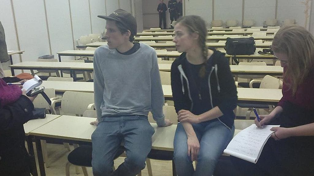 Jyväskylän kaupunginkirjasto puukotuksen jälkeen. Keskellä yksi "Äärioikeisto Suomessa" -kirjan tekijöistä Li Andersson. Kuva: Henri Salonen