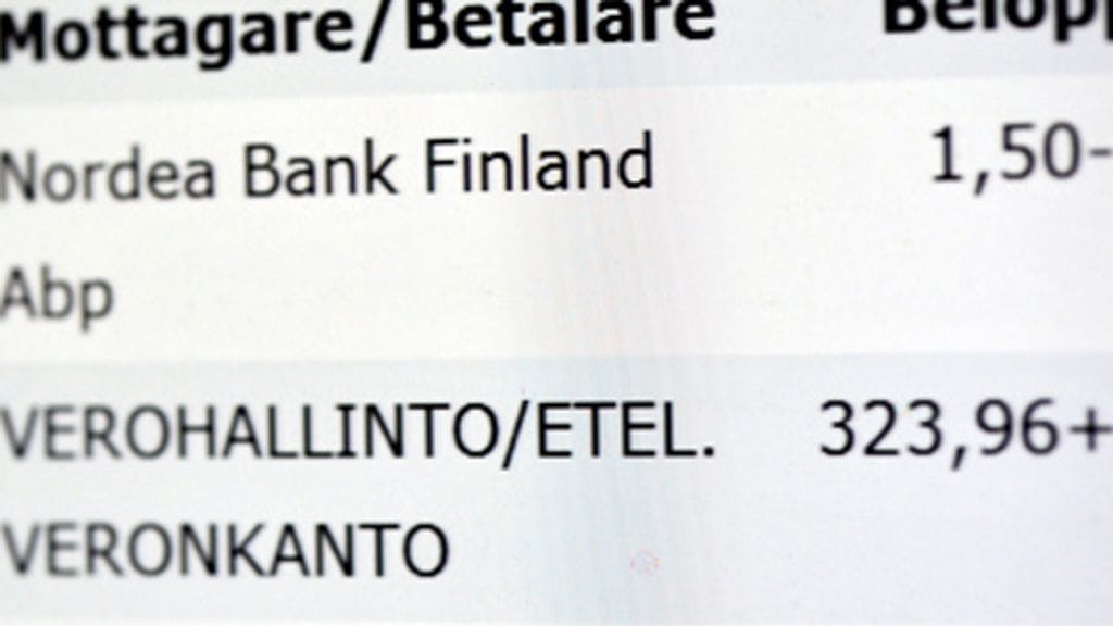 Huonolla suomen kielellä kirjoitetussa huijausviestissä kehotetaan muun muassa lataamaan ”liitteenä oleva veronpalautus".  Kuvituskuva.