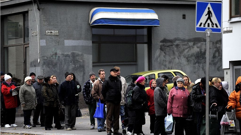 Helsingin Kalliossa järjestetään maanantaina mielenosoitus leipäjono häätöä vastaan. Kuvassa Fleminginkadulla närää herättänyt leipäjono .