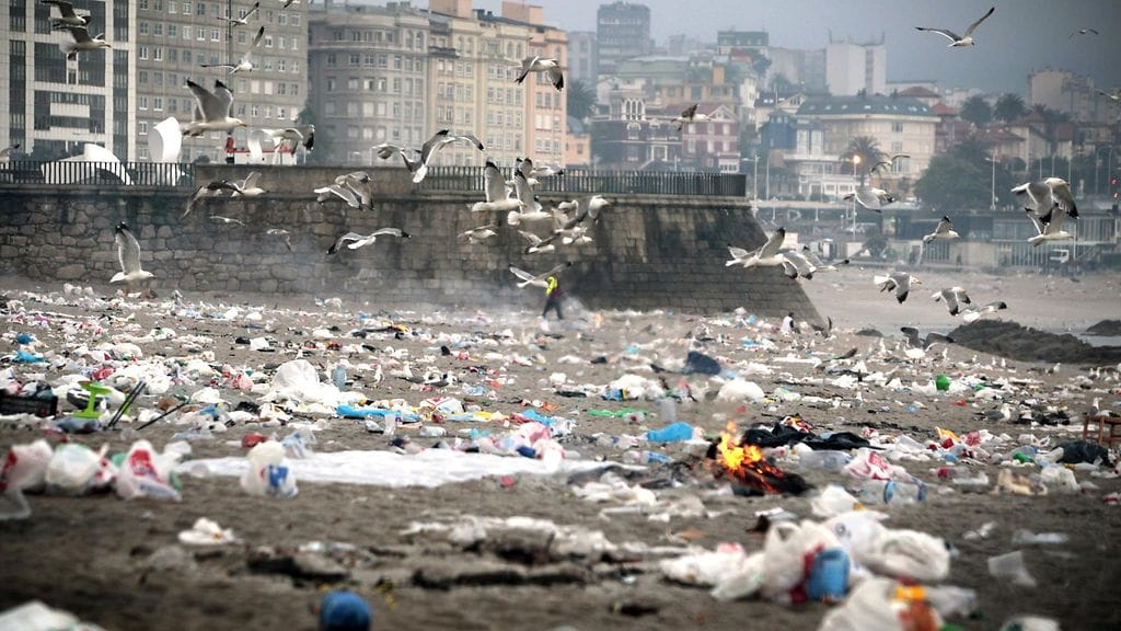 Elinympäristömme roskaantuminen on maailmanlaajuinen paha ongelma. Espanjan Corunassa Orzanin hiekkaranta oli karu näky paikallisen juhlaillan jälkeen 24. kesäkuuta 2014.