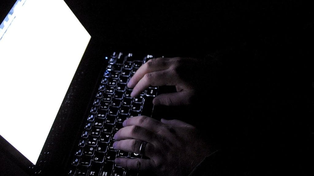 Mies luki ja tallensia kymmeniä sähköpostiviestejä, joita hän oli saanut haltuunsa SpyAgent-ohjelman avulla.