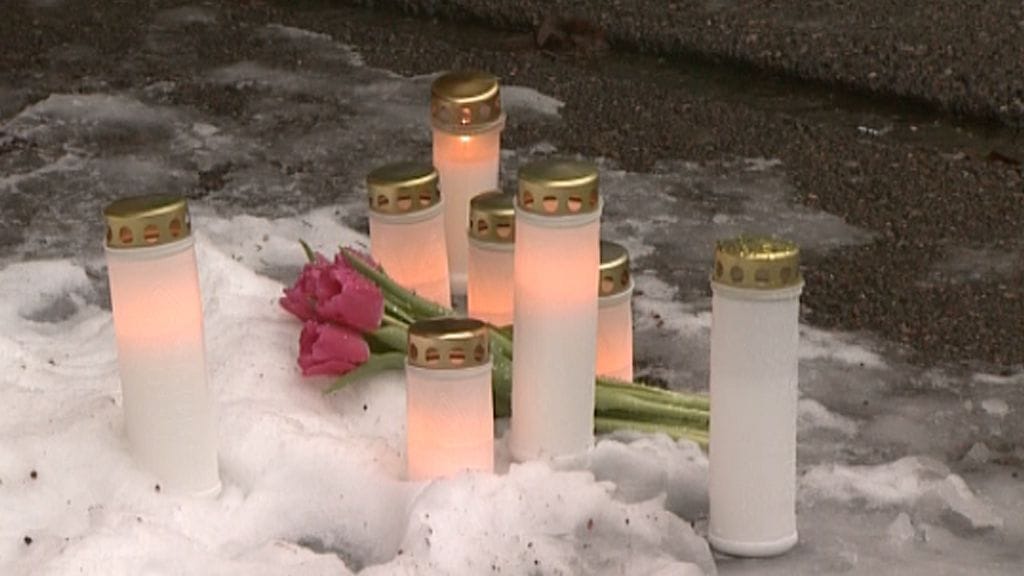 Murhatun äidin ja kahden pienen tyttären muistoksi oli tuotu kukkia ja kynttilöitä kotitalon eteen.