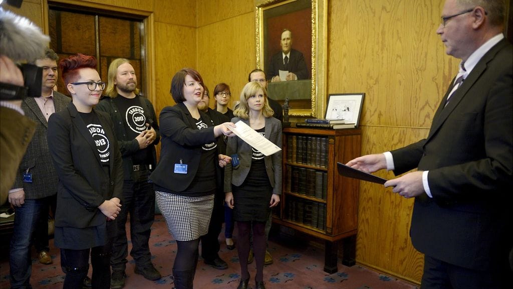 Senni Moilanen (eturivissä vas.), Milla Halme ja Anna Saarela olivat luovuttamassa kansalaisaloitetta tasa-arvoisesta avioliittolaista eduskunnan puhemies Eero Heinäluomalle Helsingissä 13.12. 013.