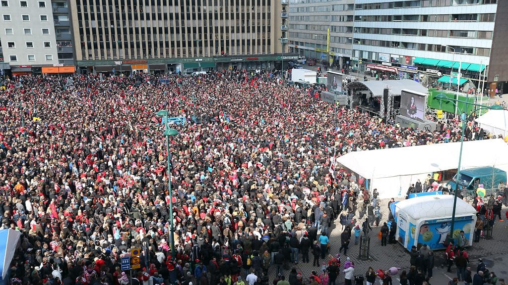 Ässät juhlivat jääkiekon Suomen mestaruutta yhdessä kannattajiensa kanssa Porin torilla lauantaina 27. huhtikuuta 2013.