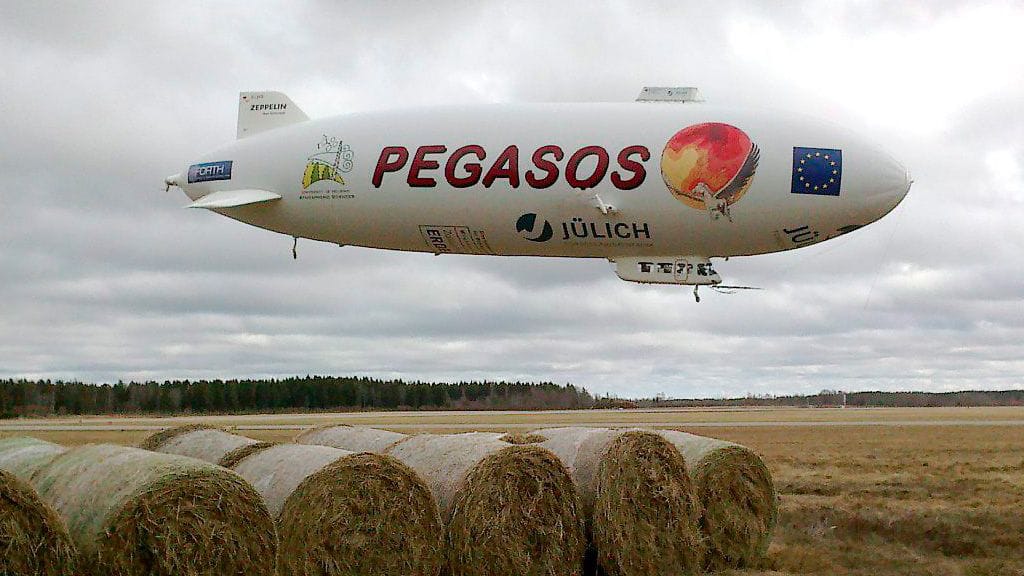 Tässä Suomeenkin saapuva zeppeliini on lähestymässä Skavstan lentokenttää Ruotsissa 27.4.2013.