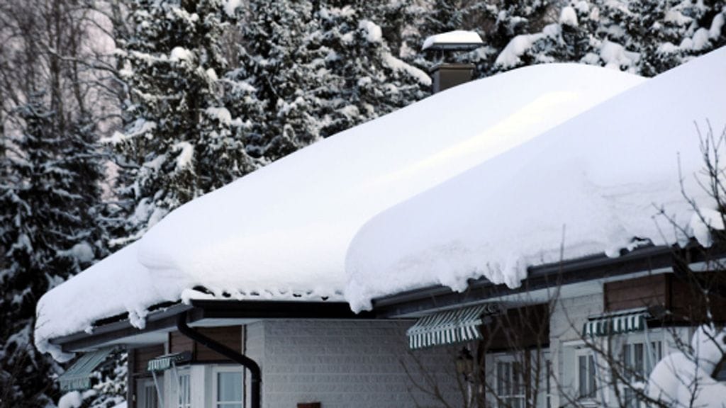 Lauhtunut ilma ja aurinko ovat saaneet kattojen lumikuormat liikkeelle.