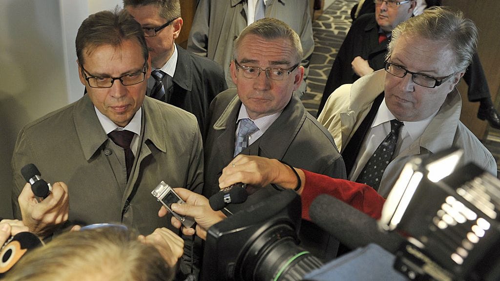 SAK:n puheenjohtaja Lauri Lyly (vas.), STTK:n puheenjohtaja Mikko Mäenpää (kesk.) ja Akavan puheenjohtaja Sture Fjäder antavat kommentteja poistuessaan keskitetyn työmarkkinaratkaisun neuvotteluista Etelärannasta Helsingissä tiistaiaamuna 4. lokakuuta 2011.