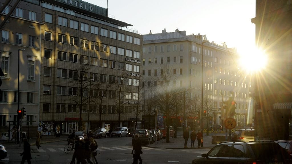Aurinko lämmittää jo aamupäivän aikana ja saa lukemat nousemaan lounaassa ja etelässä plussan puolelle.