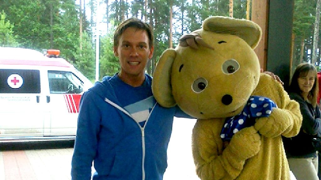 Hilarius Hiiri saapui läheisestä Hilauriushiiren kylästä Sydän-Laukaan koululle ilahduttamaan evakkolapsia. - Tällä voi olla suru puserossa, tulin piristämään. Kaikki evakuoidut saavat vaapaalipun Hilarius-musikaaliin, Peurungassa majaileva Hiiri lupasi