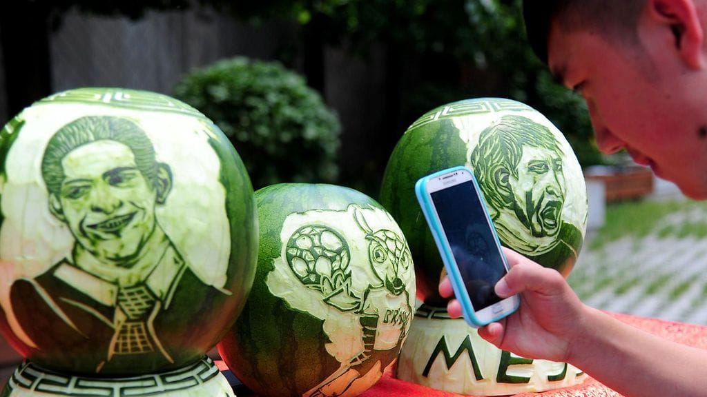 Suuria jalkapalloilijaikoneita on kaiverrettu taidokkaasti vesimeloneihin Shenyangissa.